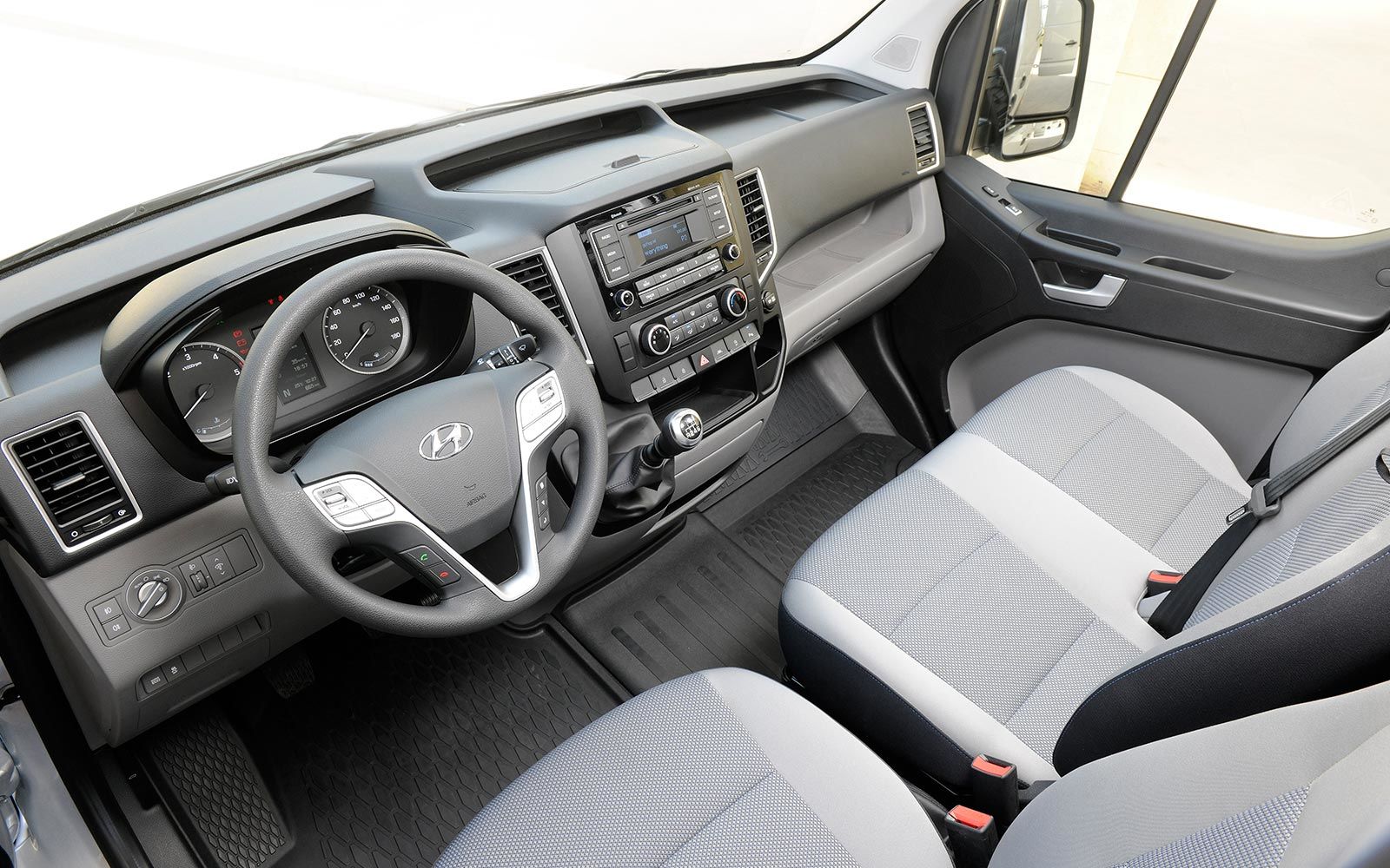 Hyundai H350 Interior: Center Console