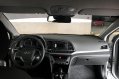Silver Hyundai Elantra 2017 for sale in Manual-4