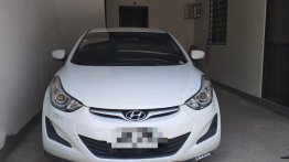 Selling White Hyundai Elantra in Carmona