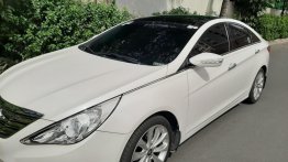 Selling Pearl White Hyundai Sonata 2011 in Pasig