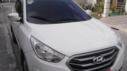 Selling White Hyundai Tucson 2011 in Carmona