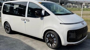 Selling White Hyundai Staria 2022 in Pasig