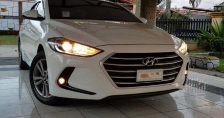 White Hyundai Elantra 2018 for sale in Balagtas
