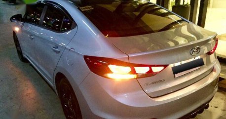 Selling Silver Hyundai Elantra 2017 in Dasmariñas