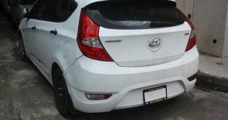 Selling White Hyundai Accent 2014 in Makati