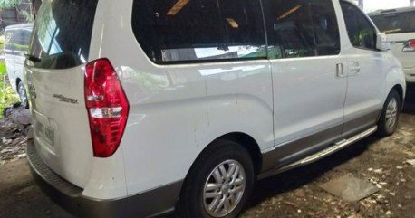 White Hyundai Grand Starex 2016 at 37000 km for sale 