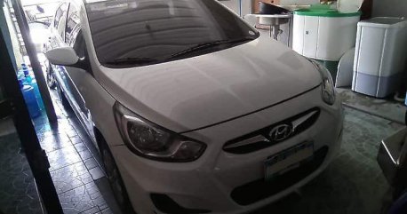 Selling White Hyundai Accent 2012 Manual Gasoline