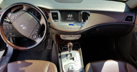 Sell 2013 Hyundai Genesis in Pasig