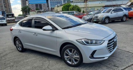 White Hyundai Elantra 2018 for sale in Mandaluyong City