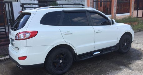 Selling White Hyundai Santa Fe for sale in Cabanatuan