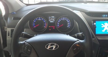 Selling White Hyundai Elantra in Carmona