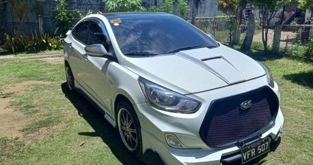 Selling White Hyundai Accent in Liloan