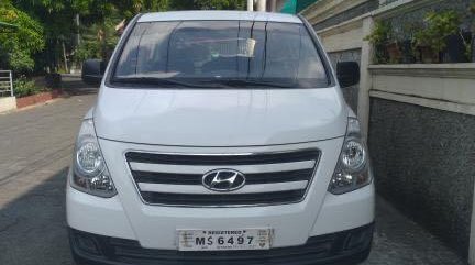 Selling White Hyundai Grand Starex 2017 in Lopez Village Covered Court