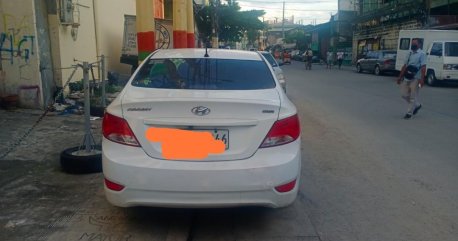 Selling Pearl White Hyundai Accent in Manila