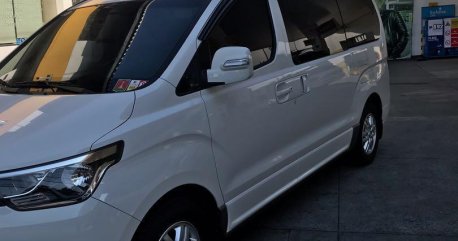 White Hyundai Grand Starex 2019