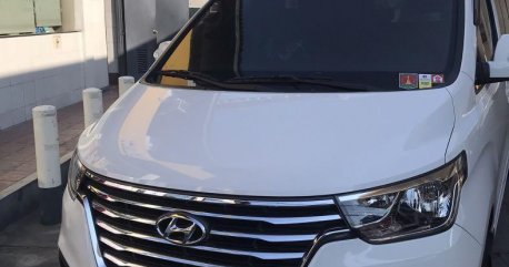 White Hyundai Grand Starex 2019