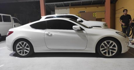 Selling White Hyundai Genesis 2013 in Bulakan