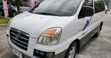Selling White Hyundai Starex 2006 in Manila