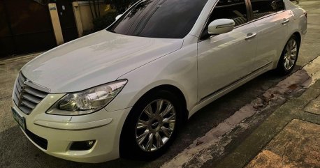 Pearl White Hyundai Genesis 2010 for sale in Quezon