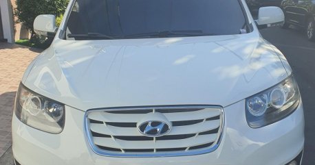 Selling White Hyundai Santa Fe 2011 in Makati