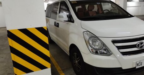 White Hyundai Starex 2017 for sale in Carmona
