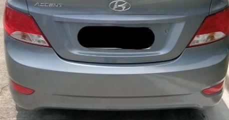 Selling White Hyundai Accent 2000 in Makati