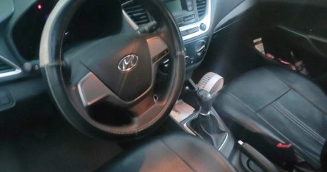 Selling White Hyundai Accent 2019 in Pasay