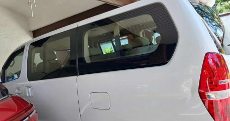 Sell White 2016 Hyundai Starex in Manila