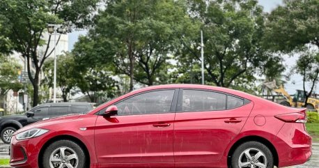 Selling White Hyundai Elantra 2017 in Makati