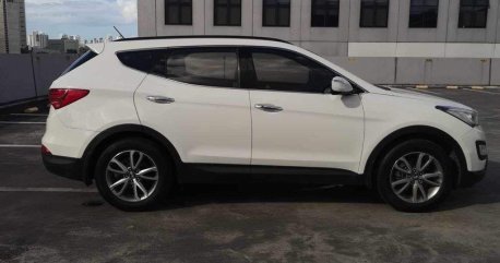 White Hyundai Santa Fe 2014 for sale in Mandaluyong