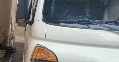 White Hyundai H-100 2017 for sale in Manila