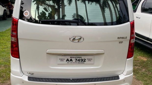 Selling Pearl White Hyundai Starex 18 In Muntinlupa